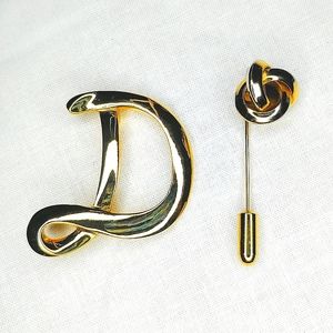 🌻$5! 2 Goldtone Brooches